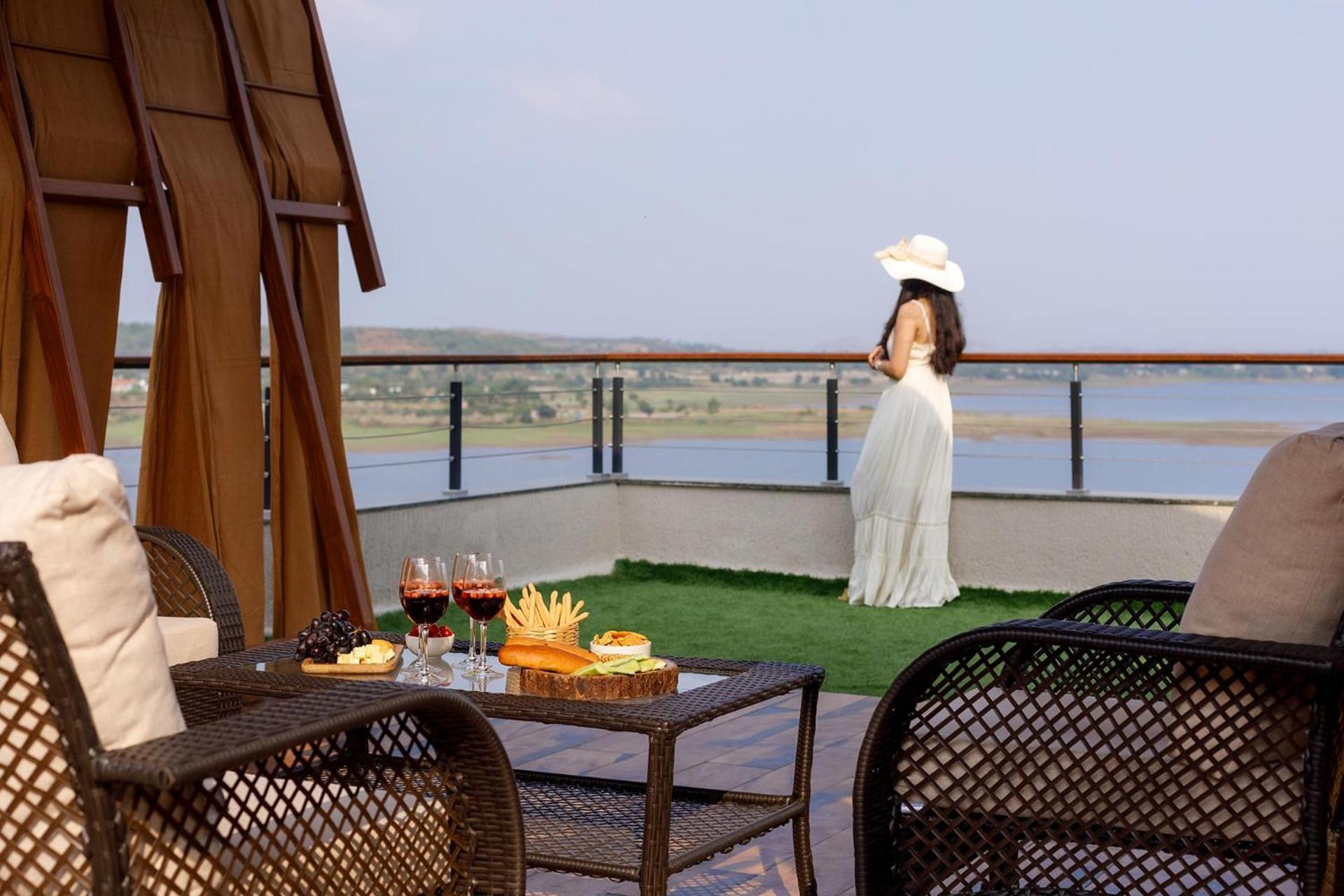 Pearl Lakeview Mansion By Stayvista - Lakeside Villa With Infinity Pool, Jacuzzi, In-House Theatre & Games Room Igatpuri Kültér fotó