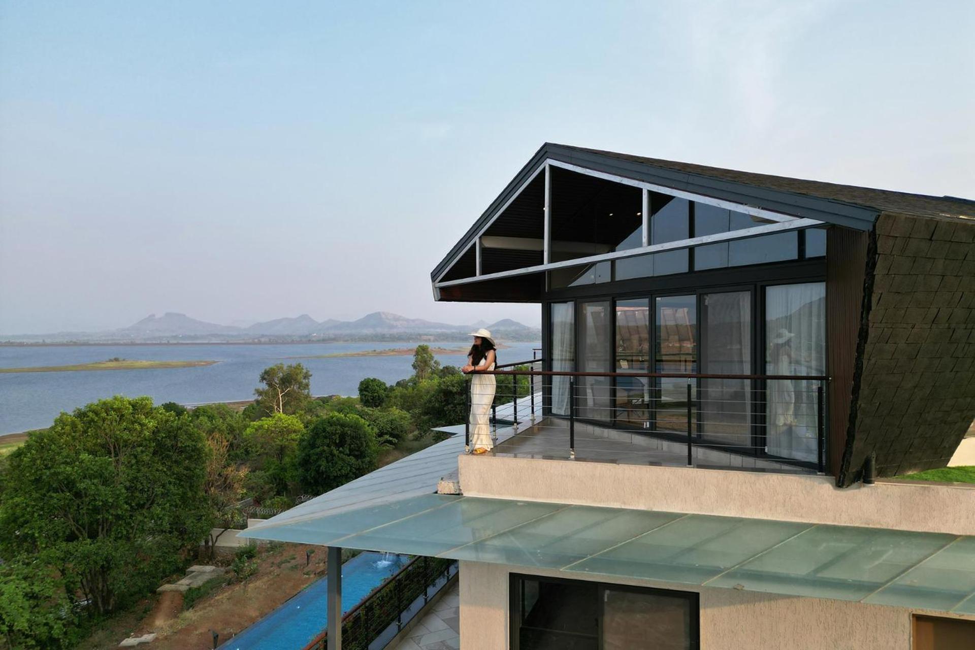 Pearl Lakeview Mansion By Stayvista - Lakeside Villa With Infinity Pool, Jacuzzi, In-House Theatre & Games Room Igatpuri Kültér fotó